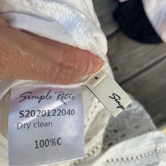 Simple retro white blouse - Picture 7 of 7